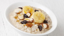 Завтрак чемпиона: что добавить в овсянку, чтобы она стала вкуснее и полезнее