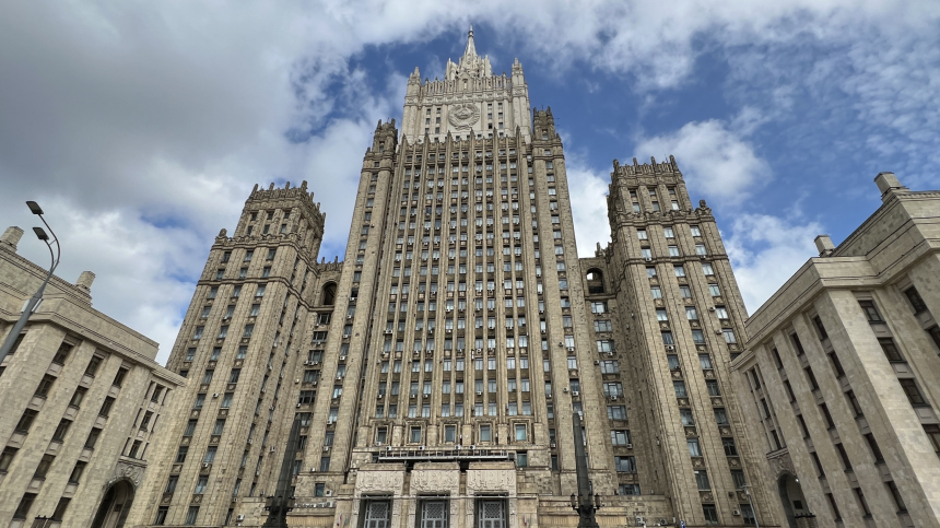 МИД РФ отправил ноту Британии после инцидента с журналисткой во Внуково