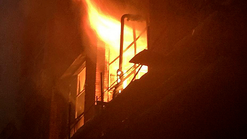 Три человека госпитализированы после пожара на востоке Москвы