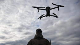 Операторы дронов уничтожили украинский бронеавтомобиль «Козак». Лучшее видео из зоны СВО