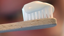 Вредны для эмали: названы опасные компоненты в составе зубной пасты