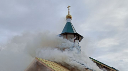 Мощный пожар снова охватил храм Петра и Февронии под Красноярском