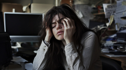 Беспросветная грусть: названы основные последствия длительного стресса