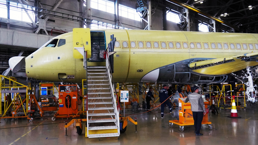 «Ростех» анонсировал начало поставок SJ-100 в 2026 году «Ростех» анонсировал начало поставок SJ-100 в 2026 году