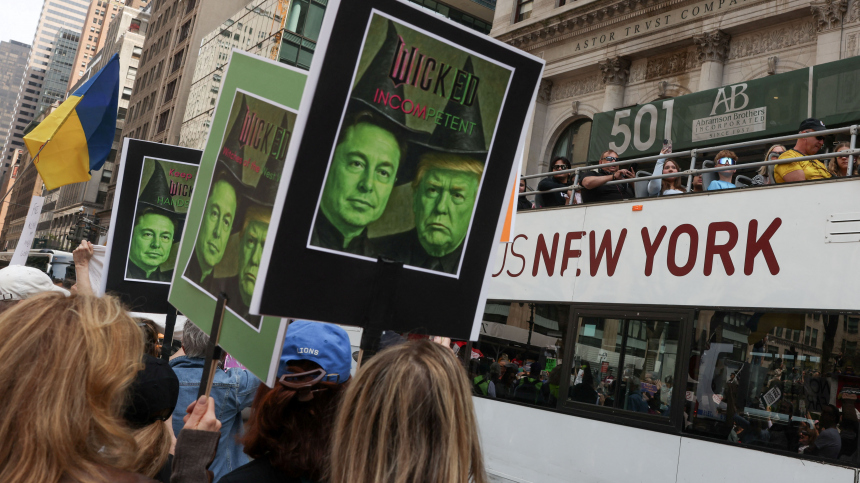 Тысячи человек вышли на акции протеста против политики Трампа в США Тысячи человек вышли на акции протеста против политики Трампа в США
