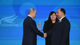 Путин в Национальном центре «Россия» наградил победителя премии «Служение»