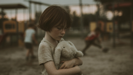 Тревога и агрессия? Как детская психика реагирует на нехватку материнской любви