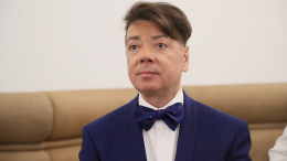 Снег и розы: как сейчас выглядит могила Валентина Юдашкина