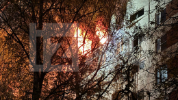 Восемь человек заблокированы в загоревшемся после взрыва жилом доме в Москве