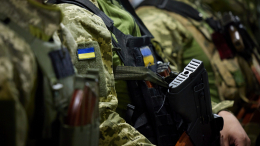 Набирают бездомных и сирот: на Украине не могут привлечь молодежь в ряды ВСУ
