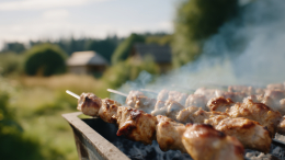 Лук не должен быть синим: как выбрать готовое замаринованное мясо для шашлыка