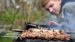 Грядки, шашлыки и личные границы: как избежать семейных конфликтов на майских праздниках