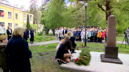 Памятник защитникам Отечества открыли во дворе школы «Город Солнца»