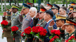 Белоусов и главы иностранных делегаций возложили цветы к Могиле Неизвестного Солдата