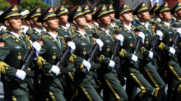 Военные из Китая спели «Священную войну», маршируя на Красной площади