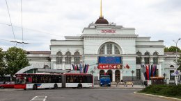 Поезд впервые за 11 лет прибывает на вокзал Донецка