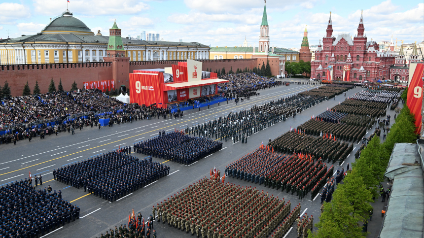 Звезды на параде: Эмир Кустурица, Стивен Сигал и Сергей Машков отметили День Победы на Красной площади