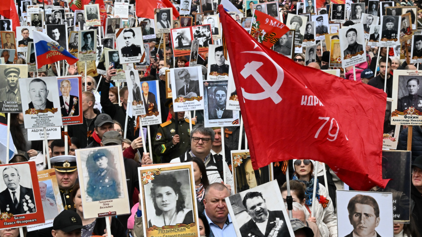 Более миллиона человек: прямая трансляция «Бессмертного полка» в Петербурге