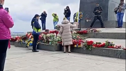 В Киеве задержали пенсионерку, которая пришла возложить цветы к Вечному огню