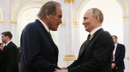 «Рад видеть вас снова»: Путин поблагодарил Оливера Стоуна за визит на Парад
