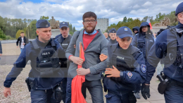 «Достал знамя Победы»: в Варшаве мужчину задержали из-за флага СССР