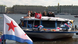 «Бессмертная флотилия» прошла по рекам и каналам Петербурга в День Победы