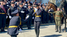 Полицейский-кавалерист сделал предложение коллеге на День Победы в Петербурге