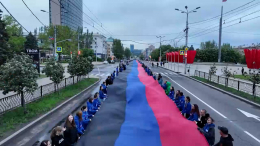 В Донецке развернули 200-метровый флаг ДНР в память о независимости