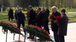Мадуро возложил цветы к монументу «Мать-Родина» в Петербурге