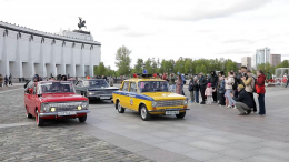 Более 300 автомобилей приняли участие в ретро-параде «Круг Победы»