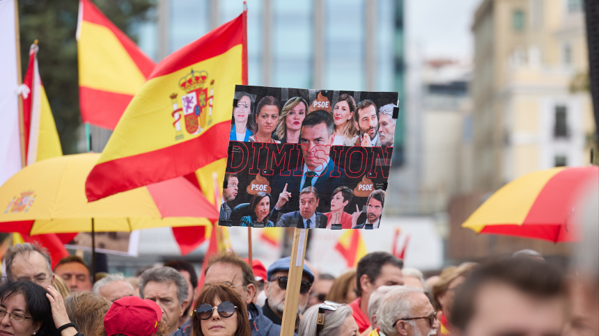 В Испании на митинг за отставку премьер-министра вышли 25 тысяч человек