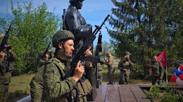 Российские военные восстановили памятник героям ВОВ в селе Булавиновка в ЛНР