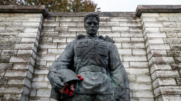 В Таллине вандалы облили краской памятник Воину-освободителю