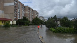 Автомобили тонут в лужах: Невинномыск ушел под воду