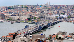 На «пятачке» у дворца в Стамбуле десятки журналистов ждут встречу РФ и Украины