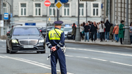 Садовое кольцо в Москве частично перекрыли из-за горящего автомобиля