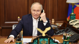 Поздравил с рождением внука: Ушаков раскрыл детали переговоров Путина и Трампа
