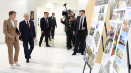 Владимир Путин осмотрел выставку в музыкальной школе «Сириус»