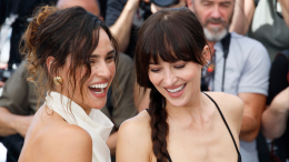 «Хай, Раша!» — Дакота Джонсон и Адриа Архона передали привет России