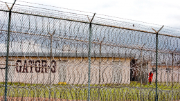 Сбежали из тюрьмы через дыру в туалете: в США ищут оказавшихся на воле преступников