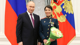 Путин вручил звезду Героя РФ закрывшей собой бойца медсестре