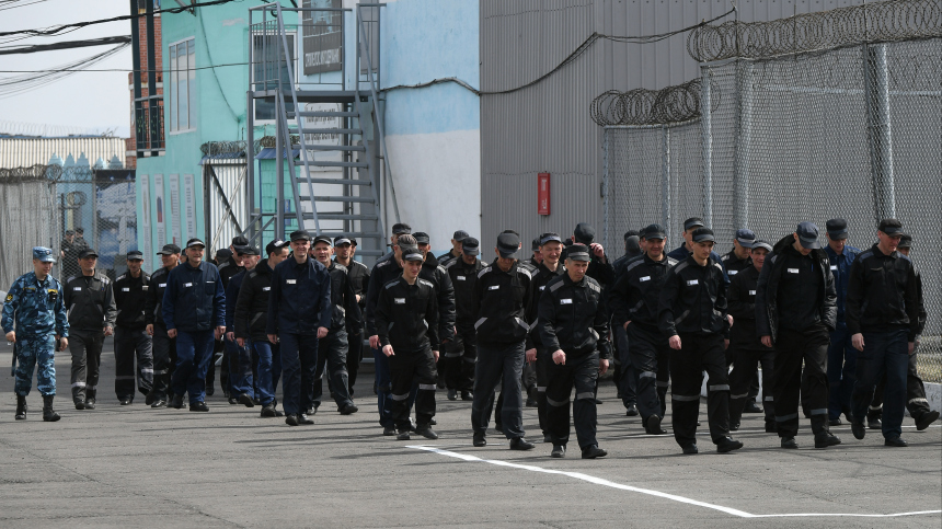 Отбывающего срок в колонии осужденного оштрафовали за татуировку с нацистской символикой