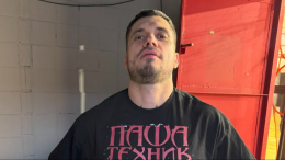 «Угрожают уголовным делом»: экс-супругу Паши Техника шантажируют в Таиланде