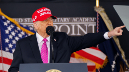 Торговая передышка: Трамп перенес введение пошлин на товары из Евросоюза