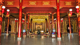 Доигрался: во Вьетнаме мужчина сломал двухсотлетний императорский трон