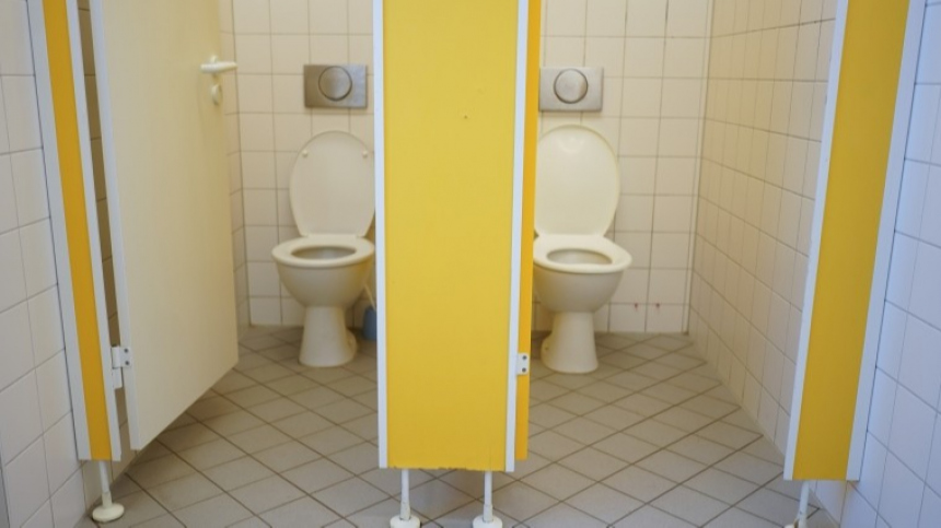 Не до комфорта: почему школьникам нельзя откладывать поход в туалет до дома