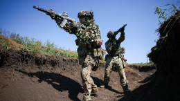 «Страну больше стал любить»: уличный художник пишет картины в зоне СВО