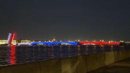 Петербургские мосты окрасились в цвета российского флага в честь 322-летия города