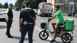 В Петербурге иностранцам могут запретить работать курьерами и водителями такси