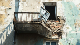 Город не принял? Балкон обрушился на американского режиссера в Киеве